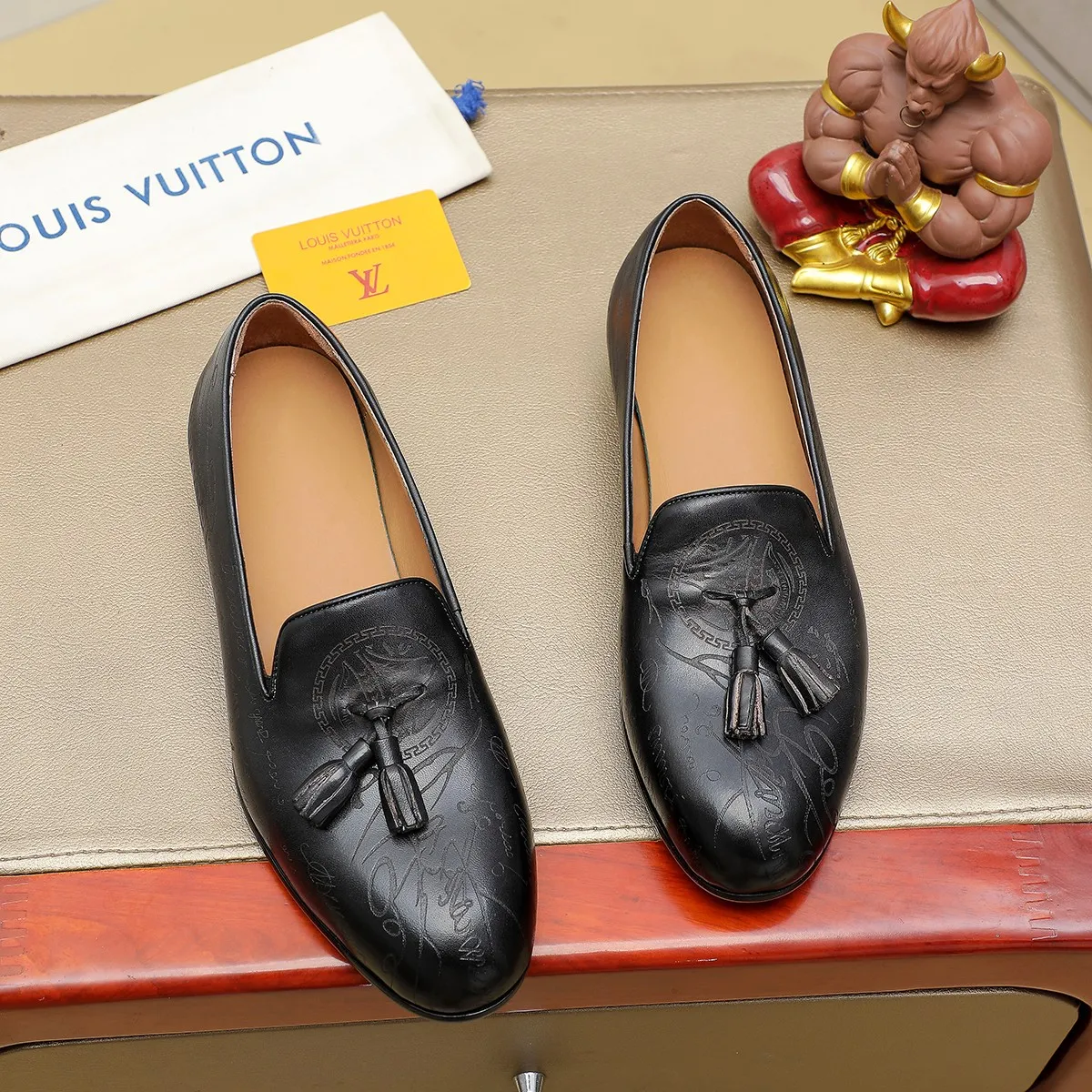 Men's shoes 💰560 💰 Louis Vuitton LV ® Autumn and Winter 🆕 models 🔛Full shoe counter First layer cowhide, 🐂Leather lined casual shoes for men, super soft outsole, a must-have for driving. Counter synchronization Original first layer cowhide Completely 1:1 mold customization 🌹Top version, 2 colors available! Number: 38-45 (37.46. Customized)